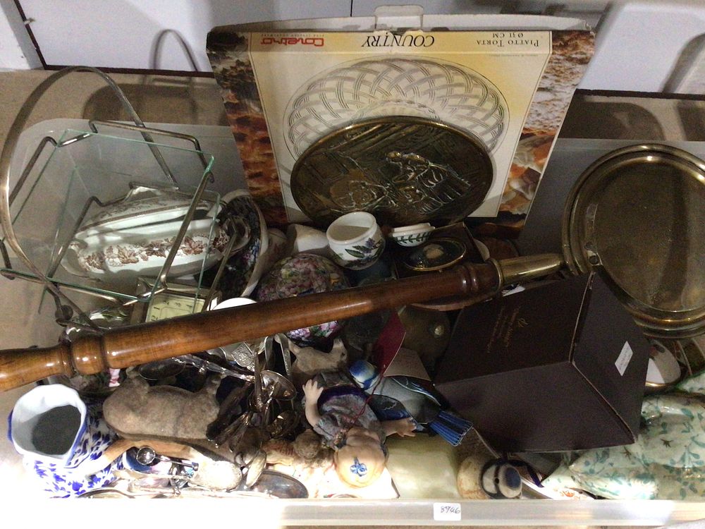 Lot 203: A Mixed Collection of Sundry Household and Decorative Items