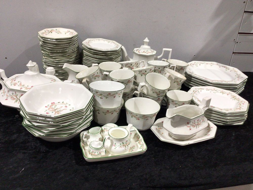 Lot 271: A Large Collection of Johnson Brothers 'Eternal Beau' Dinnerware