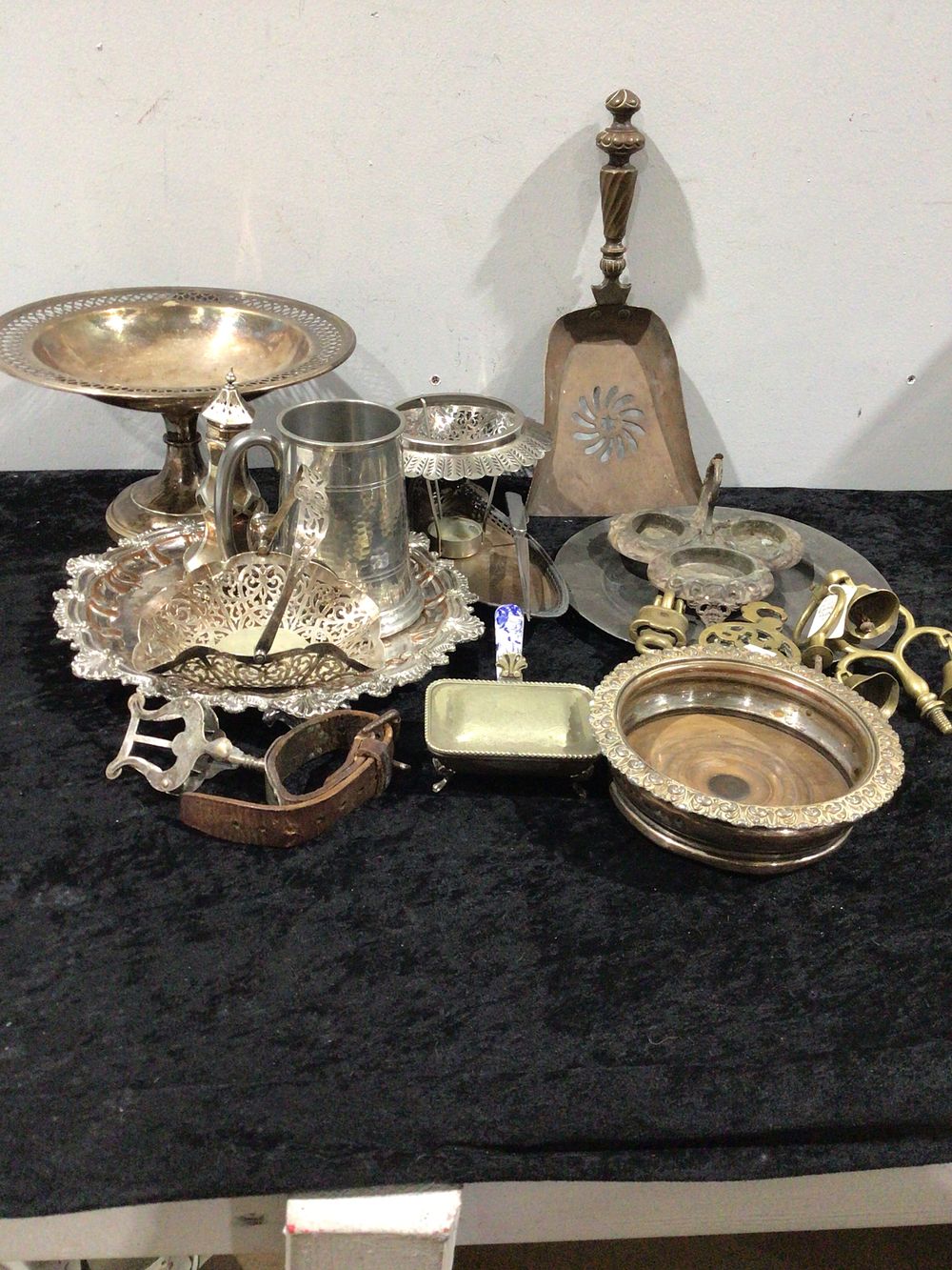 Lot 292: A Collection of Assorted Silver-Toned and Brass Metalware