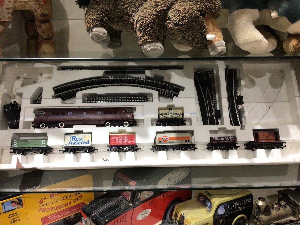 Lot 320: A Hornby OO R.538 Western Express Goods Set