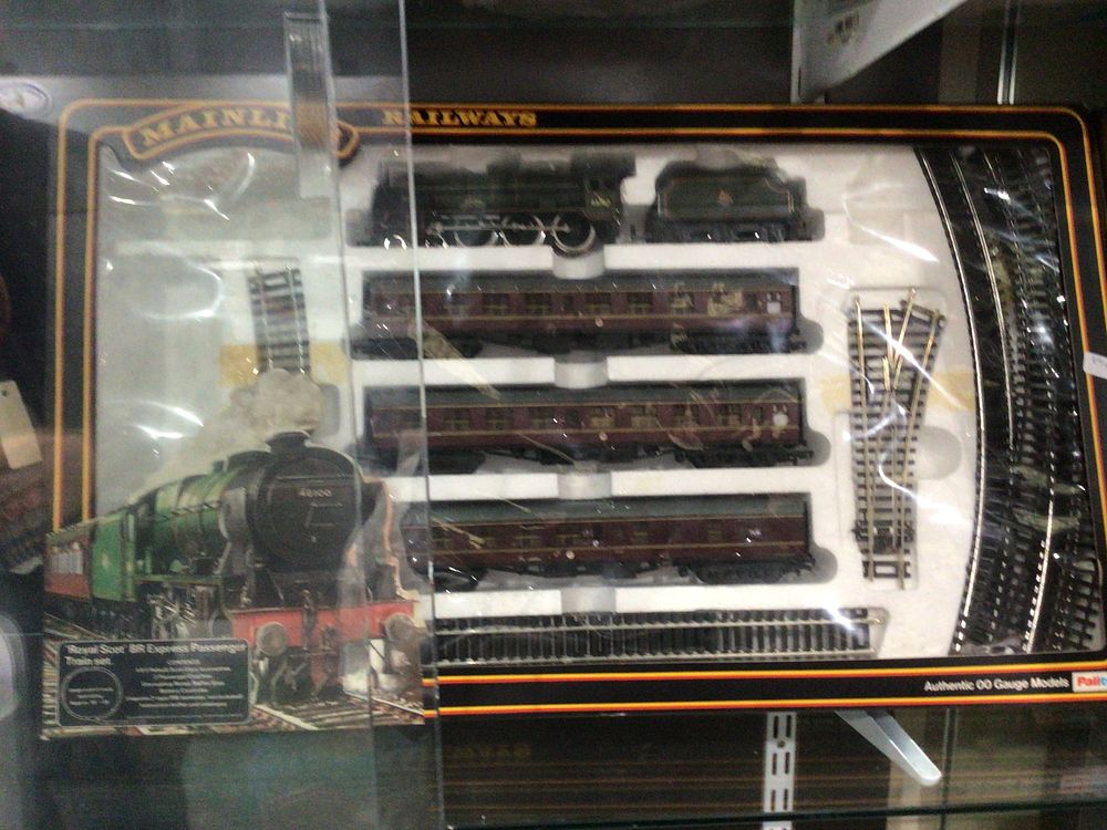 Lot 324: Mainline Railways 'Royal Scot' BR Express Passenger Train Set, 00 Gauge
