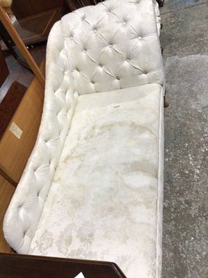 A Traditional Style Upholstered Button-Tufted Chaise Lounge. This upholstered chaise lounge 