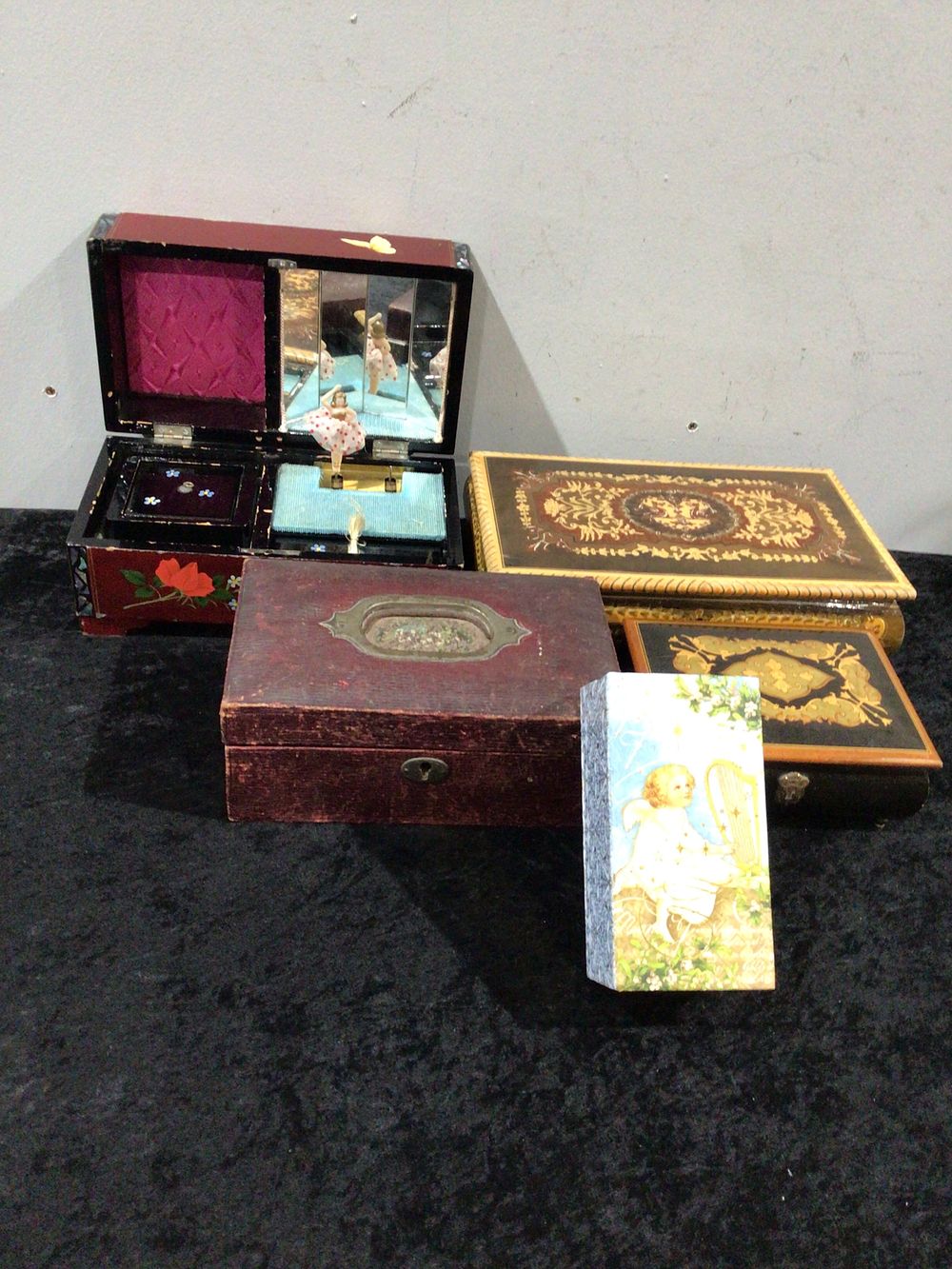 Lot 239: A Group of Five Assorted Decorative Boxes
