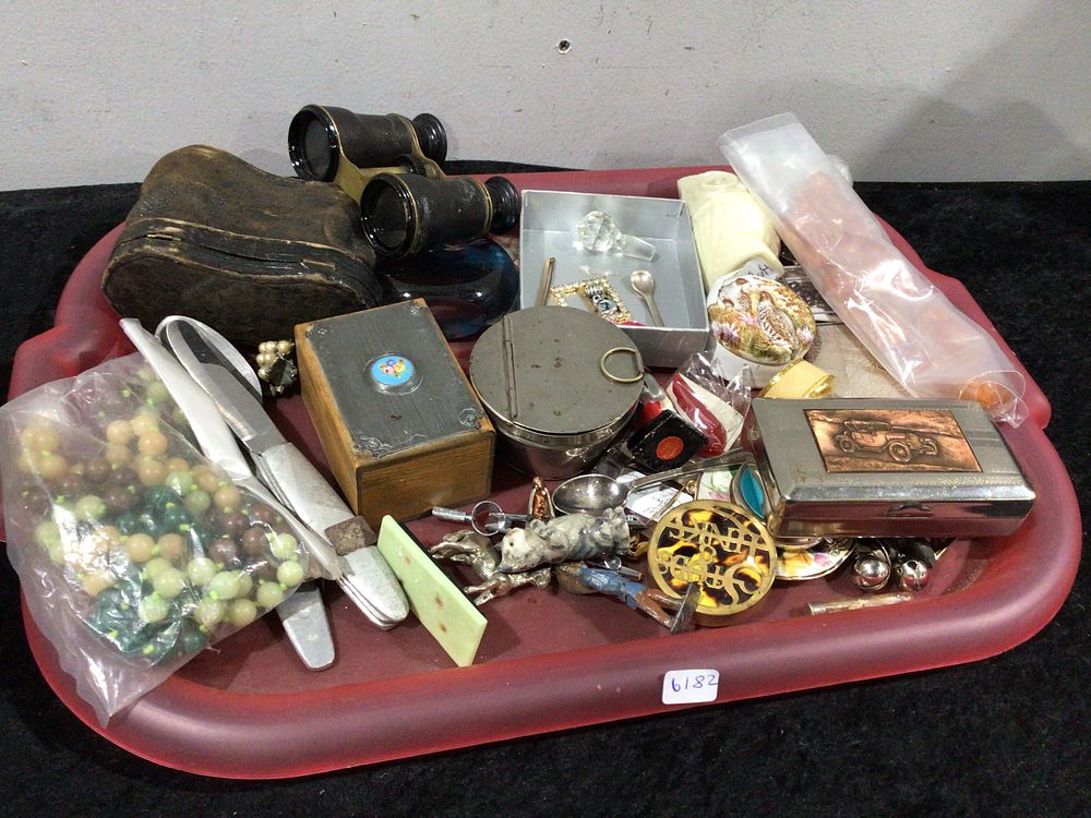 Lot 274: A Collection of Vintage and Antique-Style Collectables