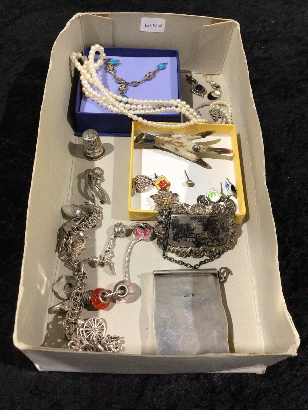 Lot 323: A Collection of Vintage and Antique Jewelry and Decorative Objects