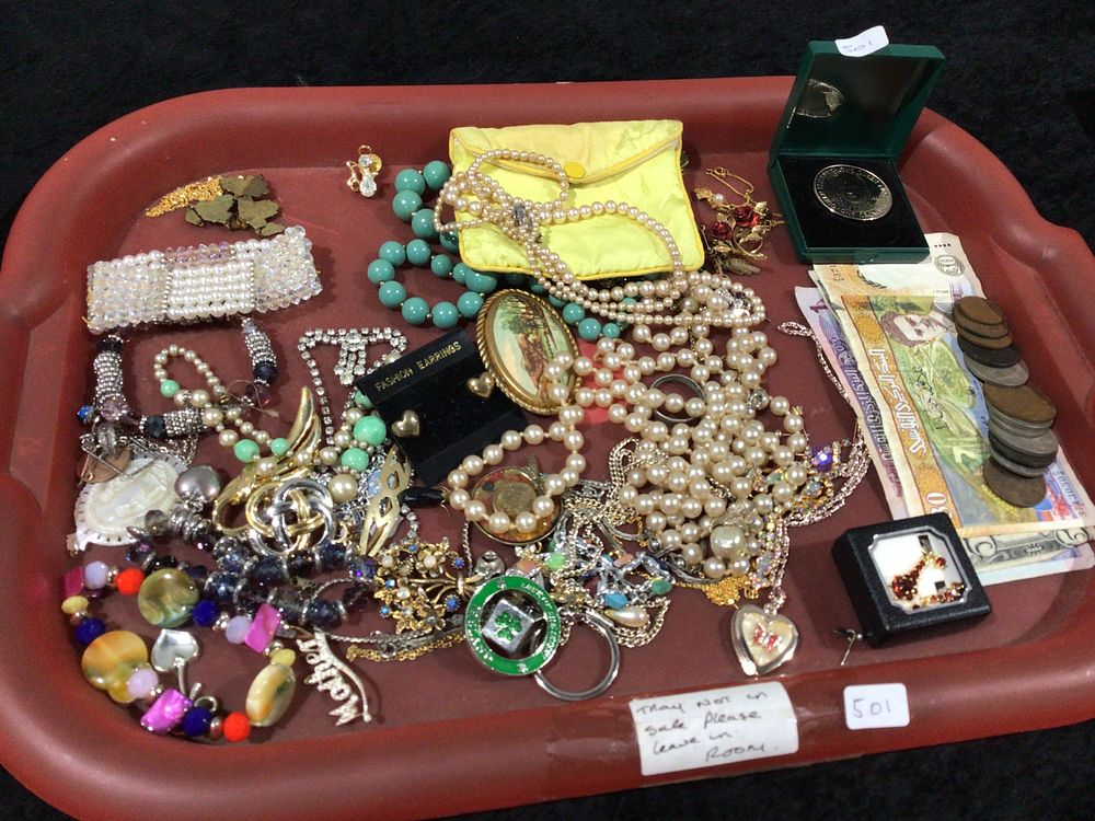 Lot 324: A Collection of Estate Costume Jewelry and Sundries