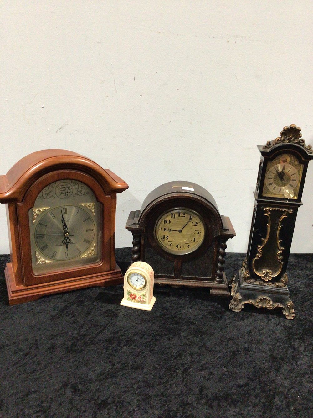 Lot 383: A Group of Four Clocks, including an Oak Mantel Clock with Barley Twist Columns