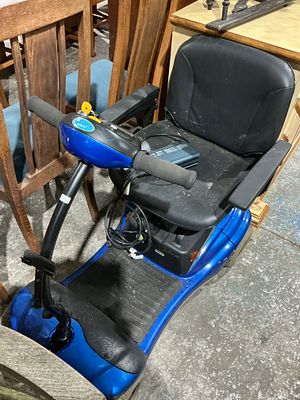 Shoprider Deluxe Phoenix Mobility Scooter with Charger and Key. A contemporary electric mobility 