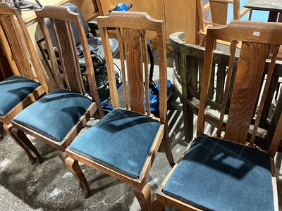 A Set of Four Early 20th Century Oak Side Chairs. A set of four matching side or dining chairs 