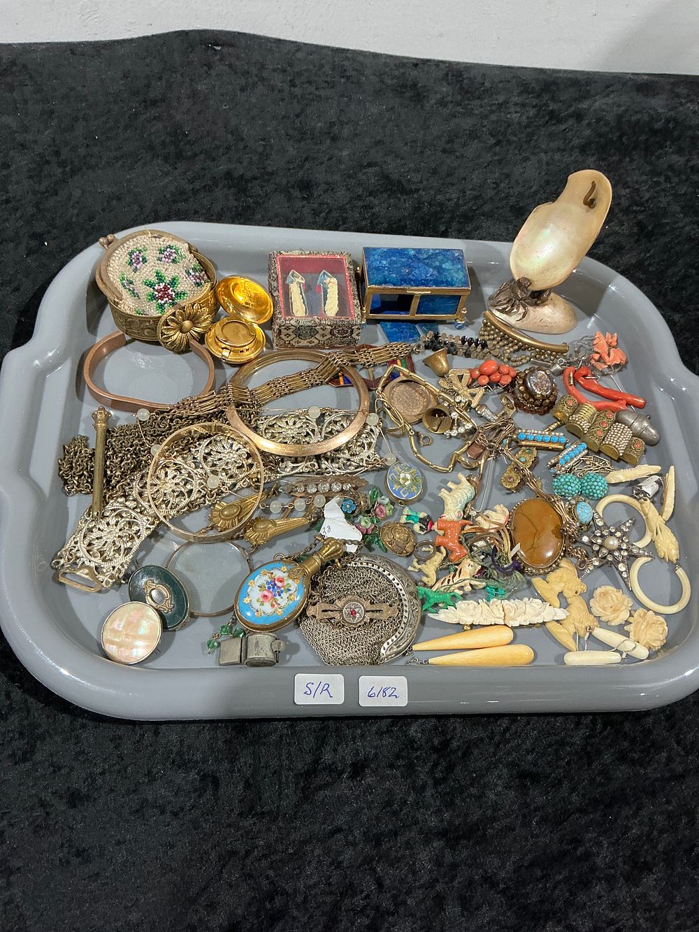 Lot 153: A Collection of 39 Vintage and Antique-Style Costume Jewellery Ware Items for Spares or Repair