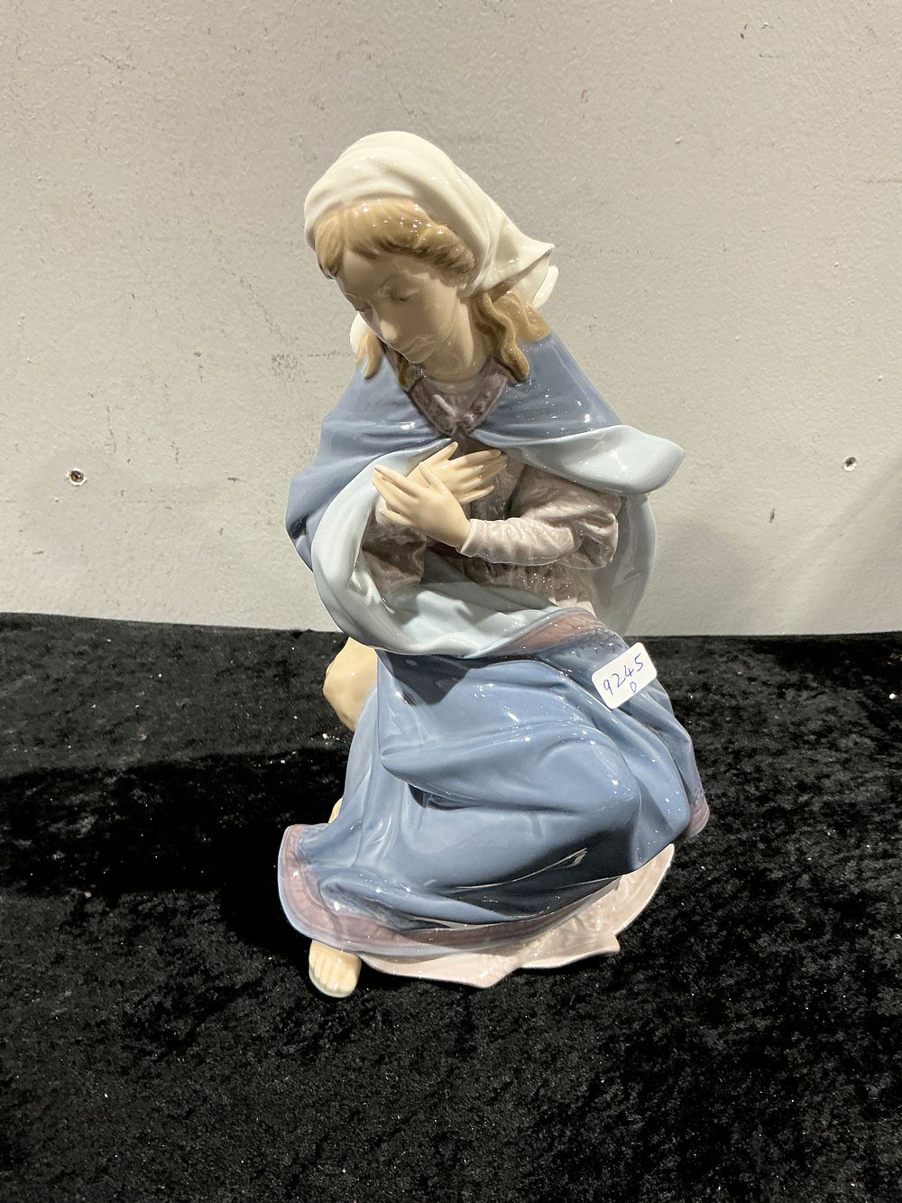 Lot 262: Lladro Nativity Figurine No. 1387 Virgin Mary