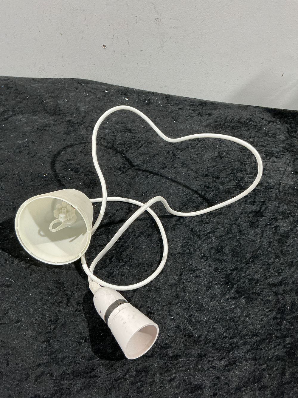Lot 302: A Collection of 50 Modern White Plastic Ceiling Pendant Light Suspension Kits