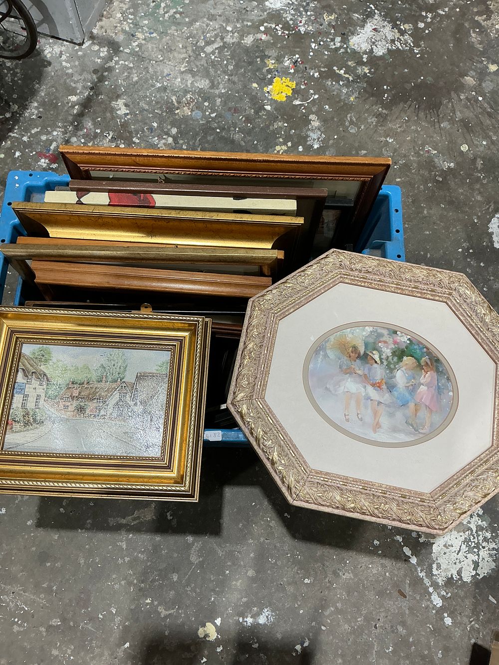 Lot 320: A Collection of 9 Vintage Home Interiors (Homco) Framed Prints and Assorted Picture Frames