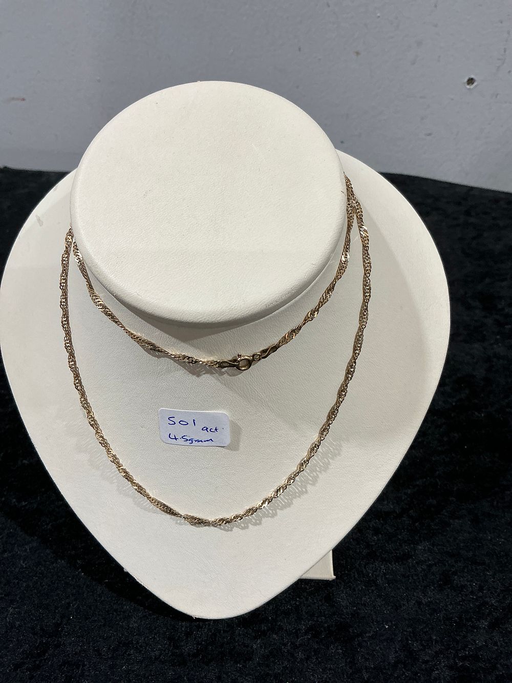 Lot 350: A 9ct Gold Twisted Link Chain Necklace