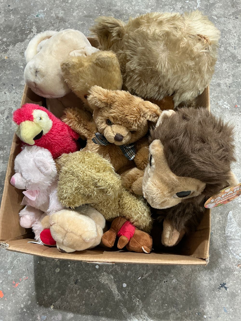 Lot 386: A Collection of 10 Assorted Contemporary Plush Toys and Stuffed Animals