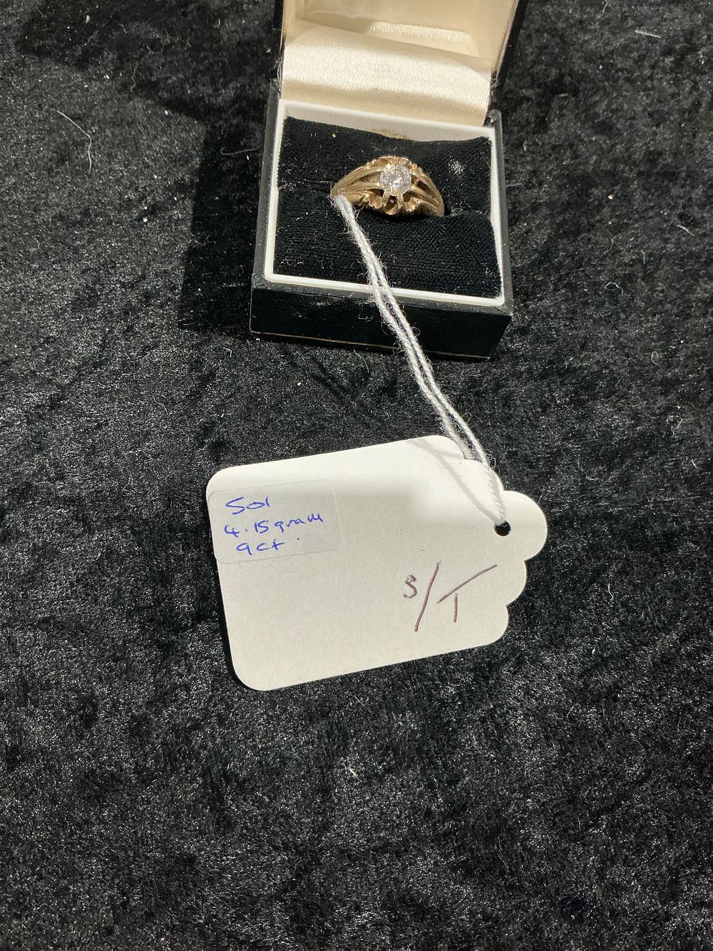 Lot 429: A 9ct Gold Inset Solitaire Style Ring with Presentation Box and Inventory Tag