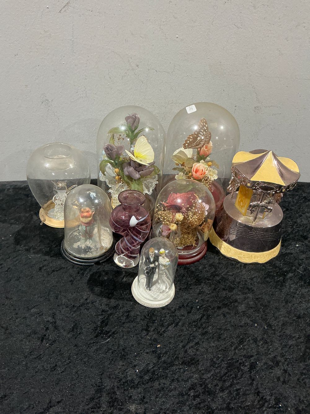 Lot 471: A Collection of 8 Decorative Glass Domes, Cloches, and Novelty Items