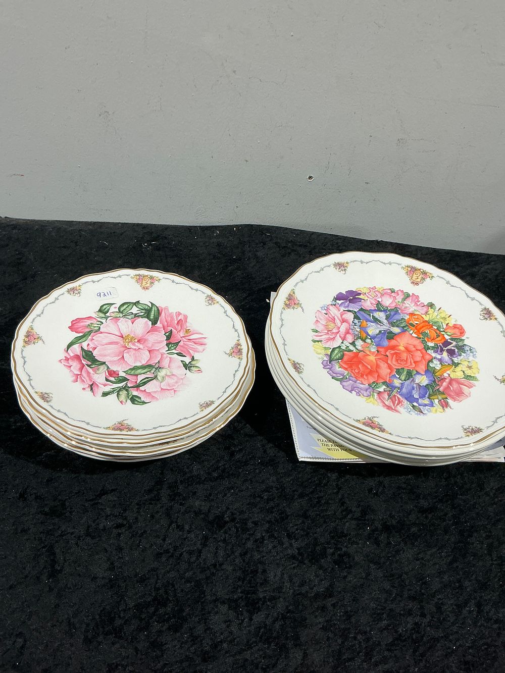 Lot 481: A Collection of 13 Royal Albert The Queen Mother's Favourite Flowers Finale Collector Plates