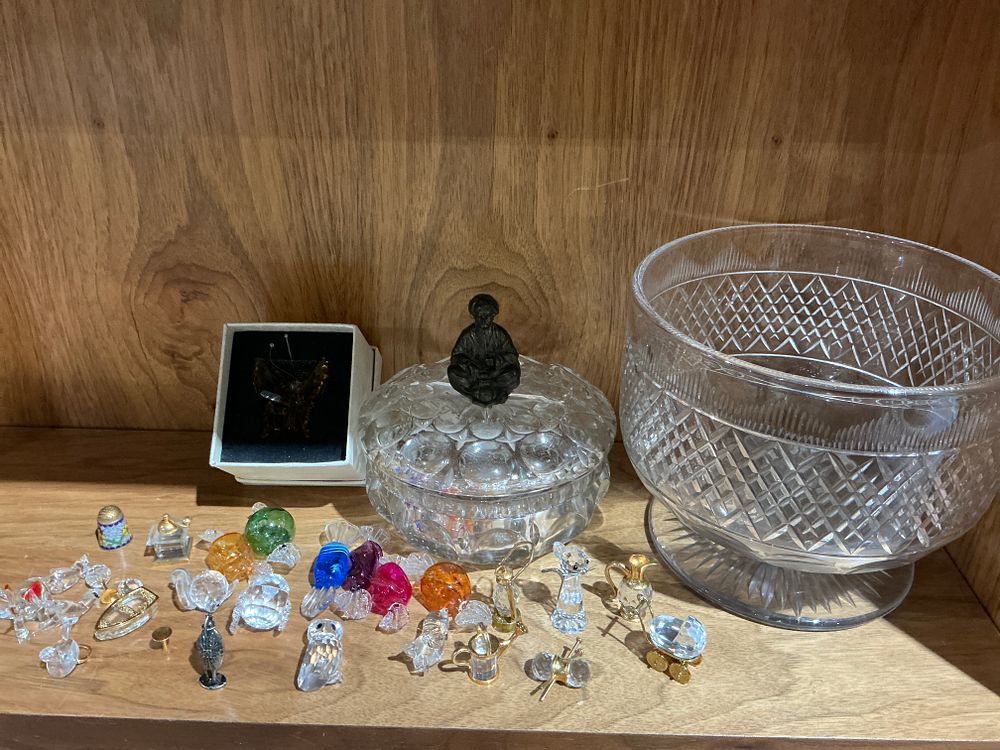 Lot 324: A Collection of Crystal and Glass Items Including a Waterford Marquis Footed Bowl