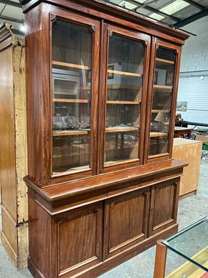 A Large Late 19th Century Georgian Style Mahogany Breakfront Bookcase. A substantial late 19th 