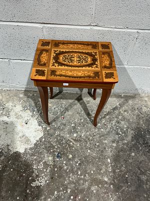 Mid-20th Century Italian Marquetry Inlaid Musical Jewellery Table. A mid-20th century Italian 