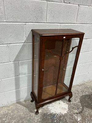 An early 20th-century Queen Anne style mahogany display cabinet. This elegant Queen Anne revival 