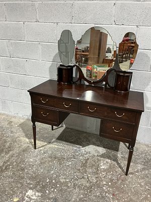 Vintage Edwardian Style Mahogany Triptych Dressing Table. A vintage mahogany-finished dressing 