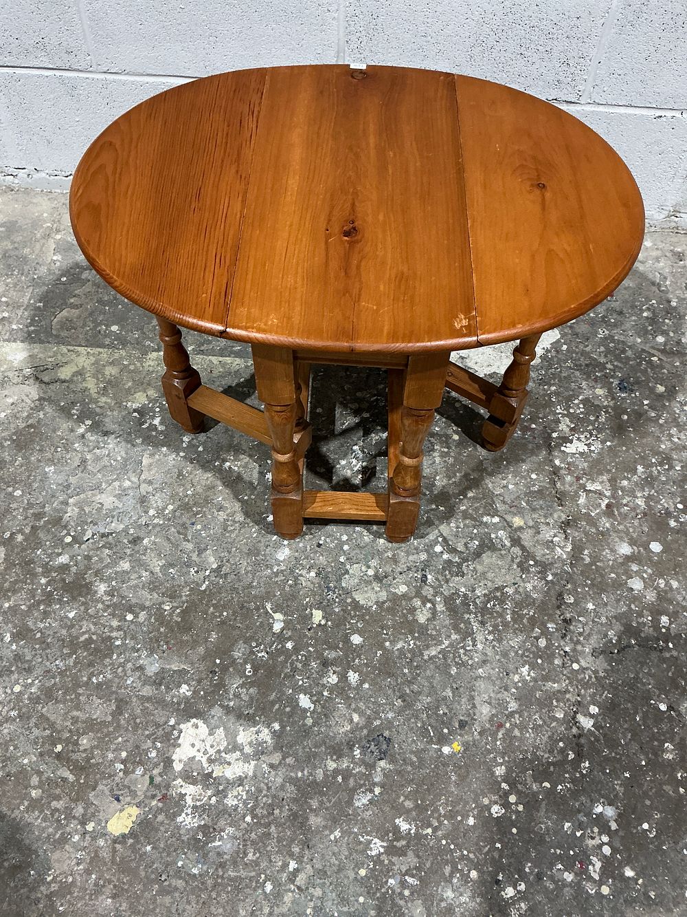 Lot 171: Mid-20th Century Colonial Revival Pine Gateleg Drop-Leaf Table in the manner of Cushman COFFEE TABLE SIZE