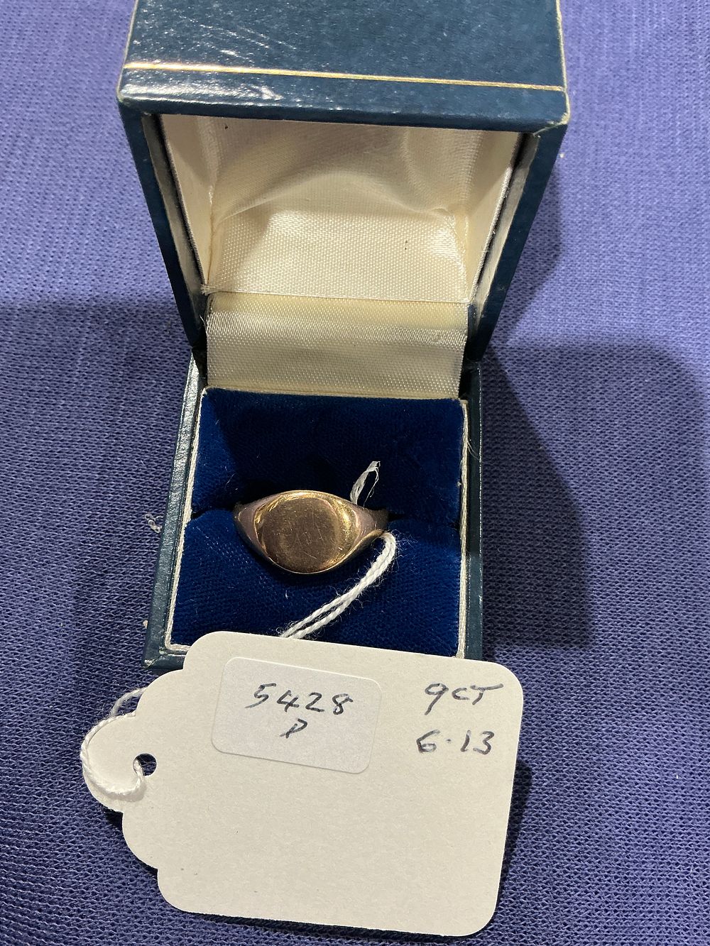 Lot 211: 9ct Yellow Gold Oval Signet Ring