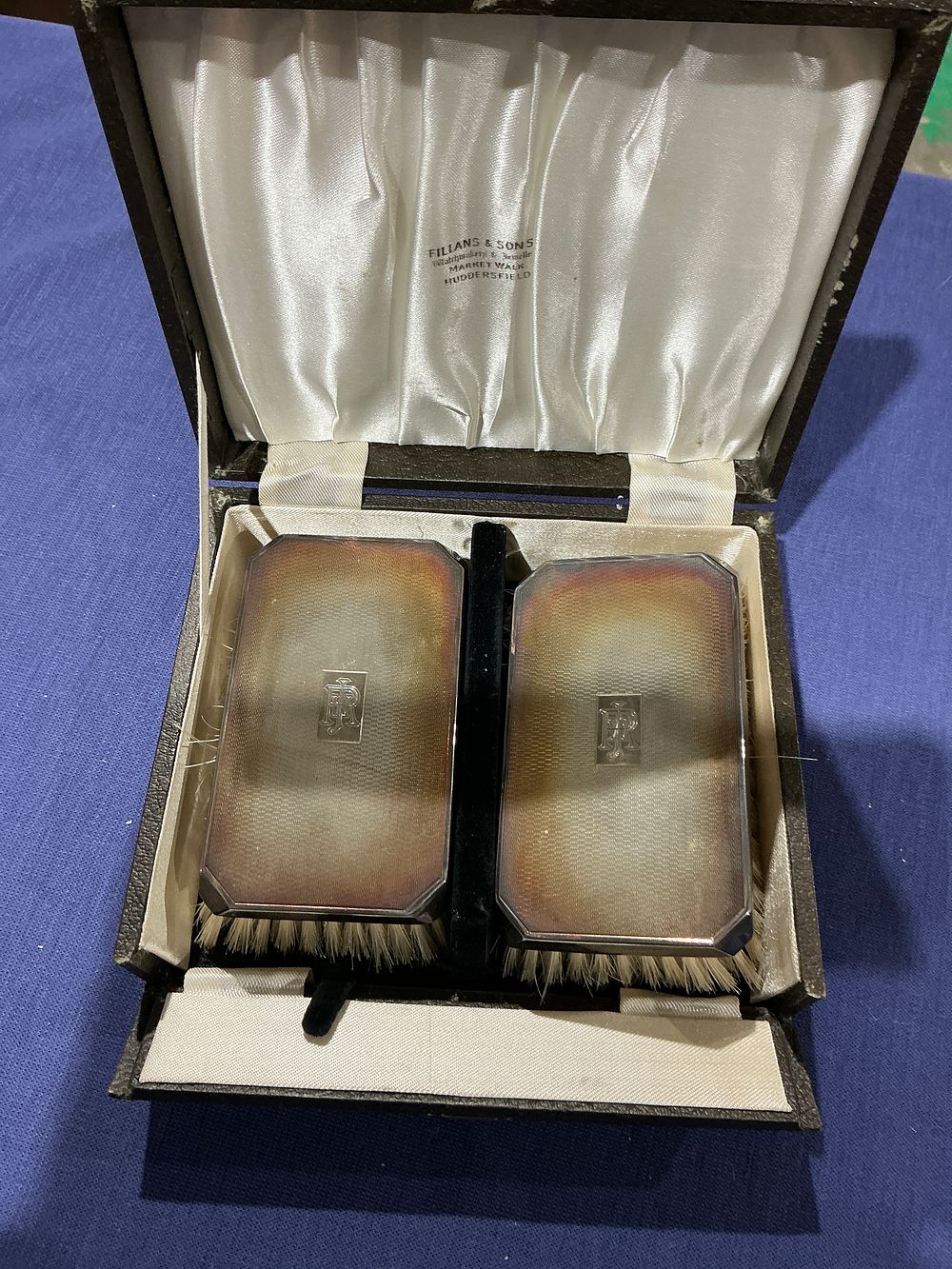Lot 231: A Cased Pair of Art Deco Sterling Silver Mounted Singer Gentleman's Hair Brushes Birmingham c.1925
Category: Silver & Silver-plated