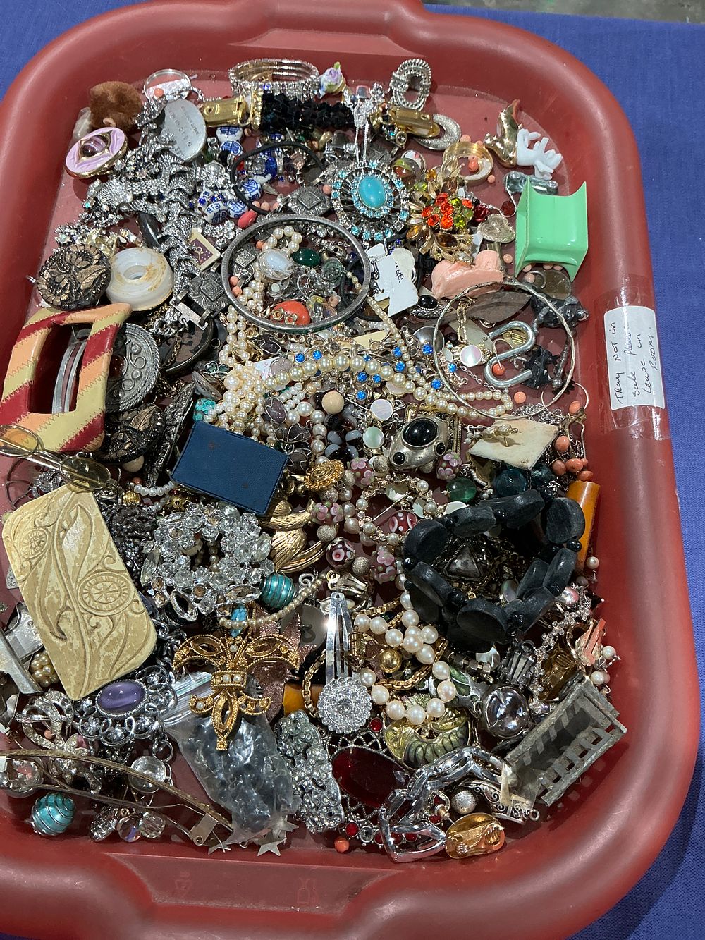 Lot 249: Mixed Base Metal, Large Quantity of Vintage and Costume Jewellery, Spares or Repairs