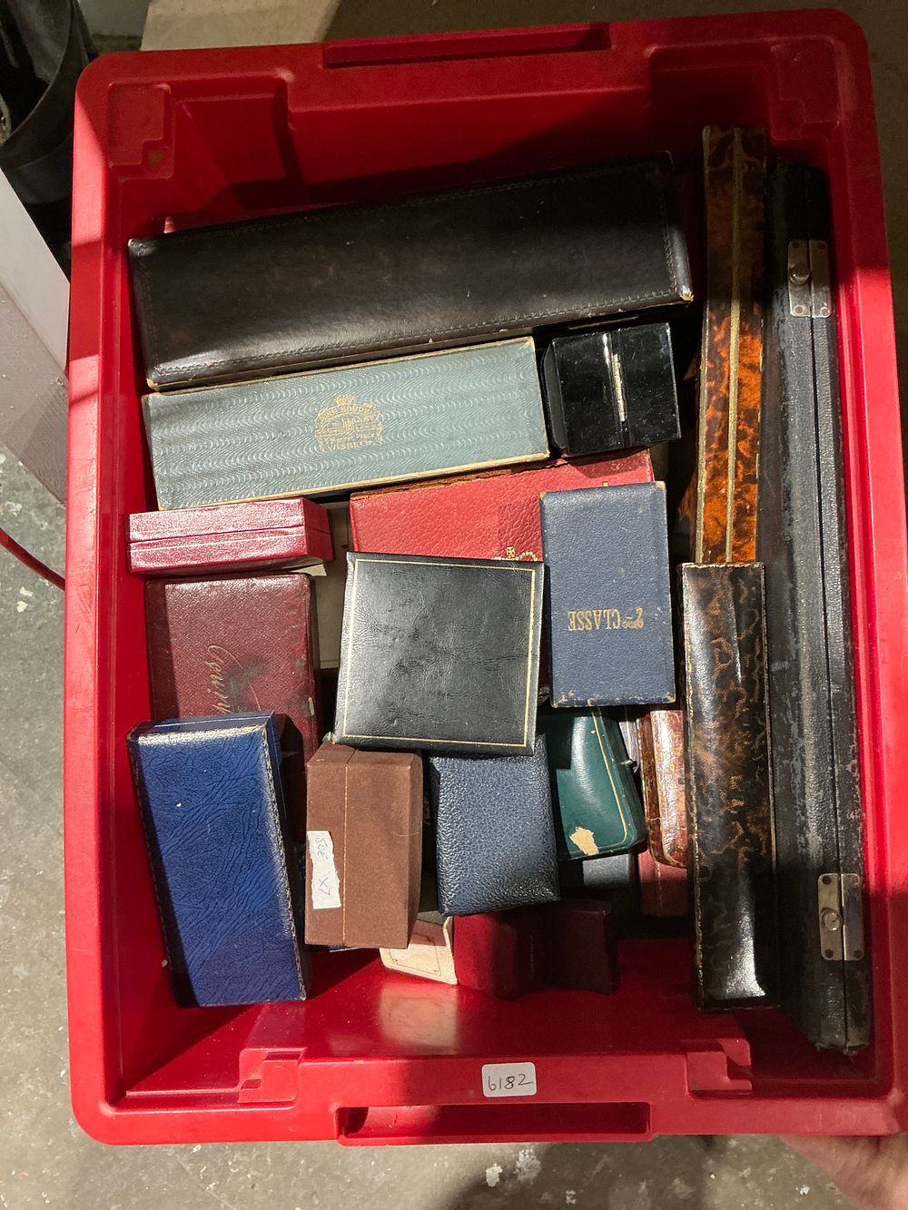 Lot 298: A Large Collection of Vintage Jewellery and Medal Presentation Cases