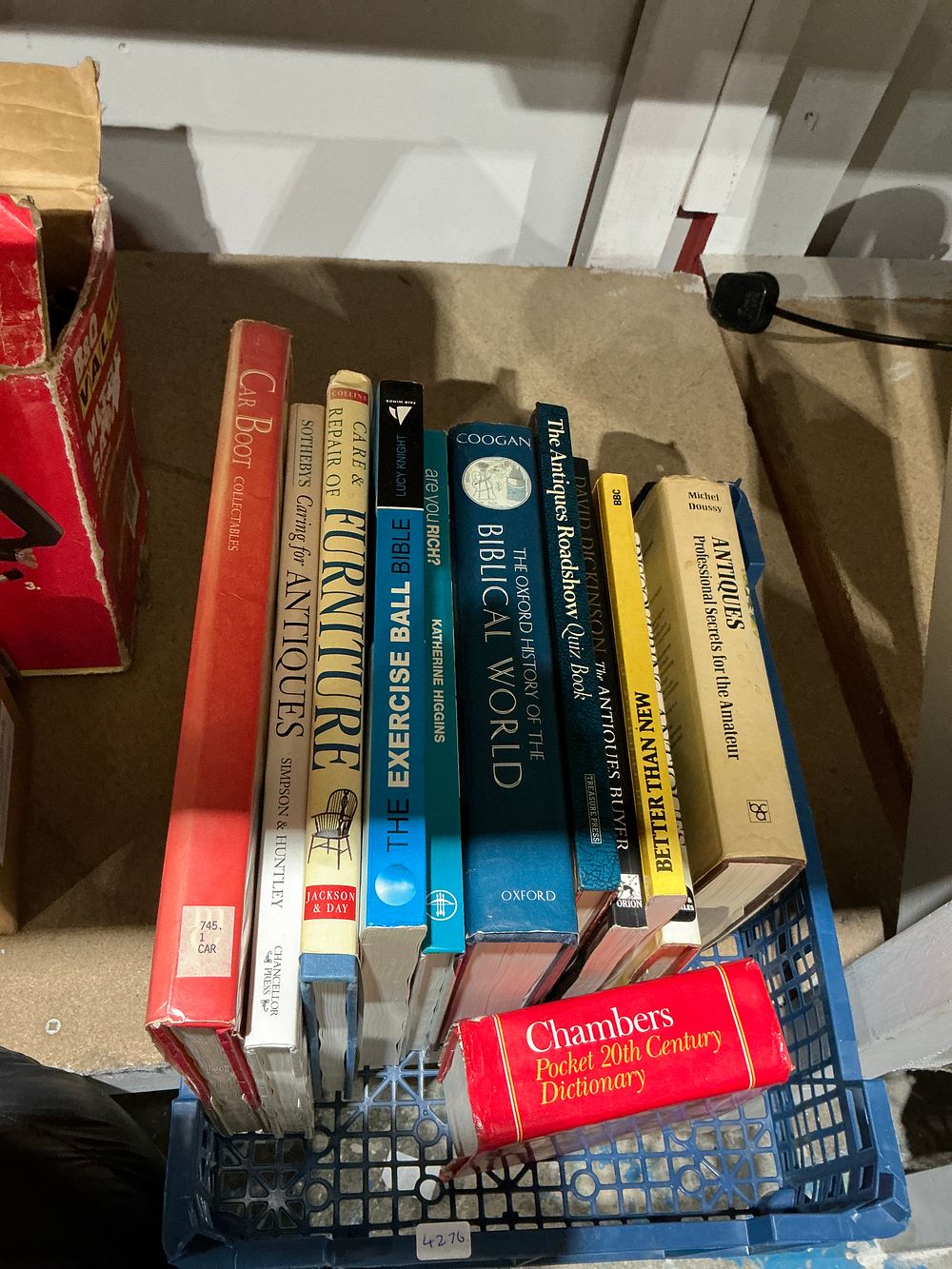 Lot 360: A Collection of Books on Antiques, History, and Reference. Various Publishers, v.d. (DJ)