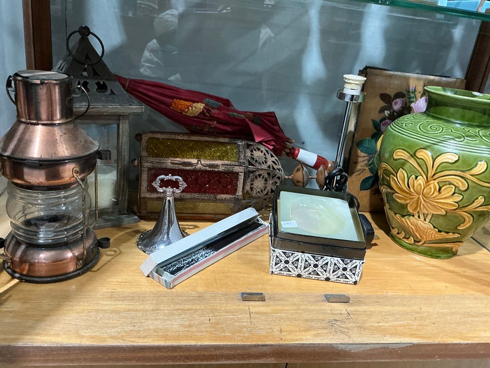 Lot 410: A Collection of Decorative Arts and Restoration Items Including Metalware, Ceramics, and Lighting

Category: Metalware