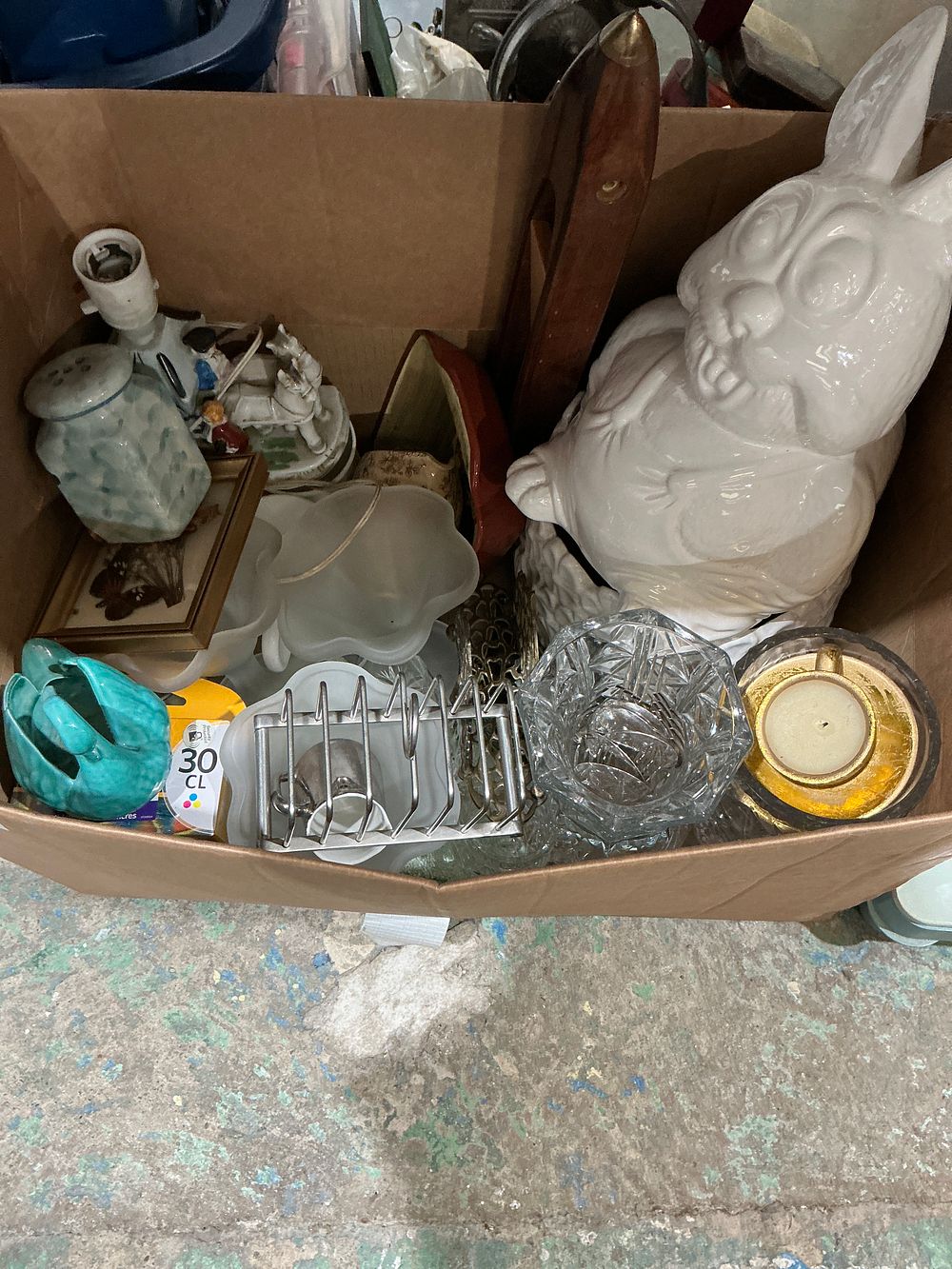 Lot 400: Mid-20th Century Collectables, McCoy Style Smiley Rabbit and Glassware Lot