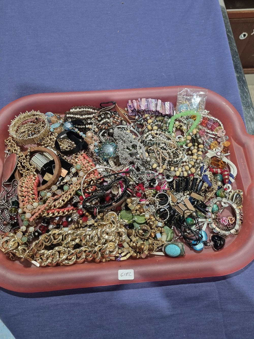 Lot 195: A Large Collection of Assorted Vintage and Modern Costume Jewellery