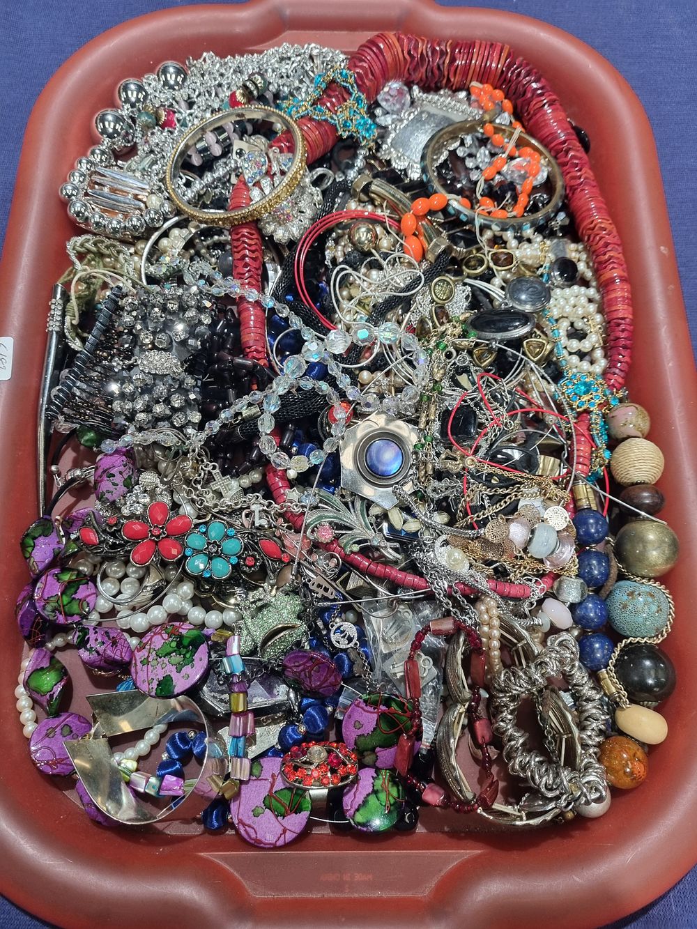Lot 210: An Assortment of Vintage and Modern Costume Jewellery