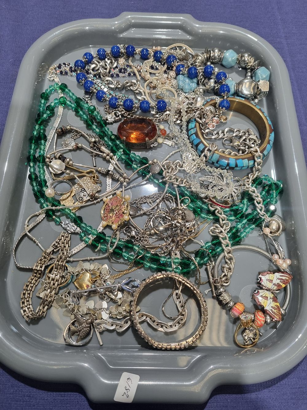 Lot 213: An Assortment of Vintage and Contemporary Costume Jewellery and Accessories