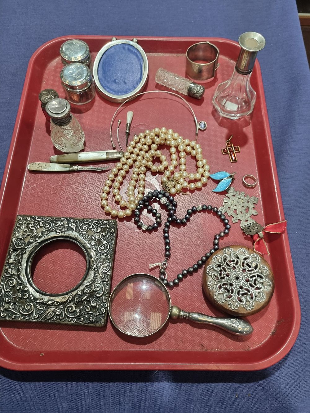 Lot 214: An Assortment of Silver and Silver-Toned Decorative Objects and Jewellery