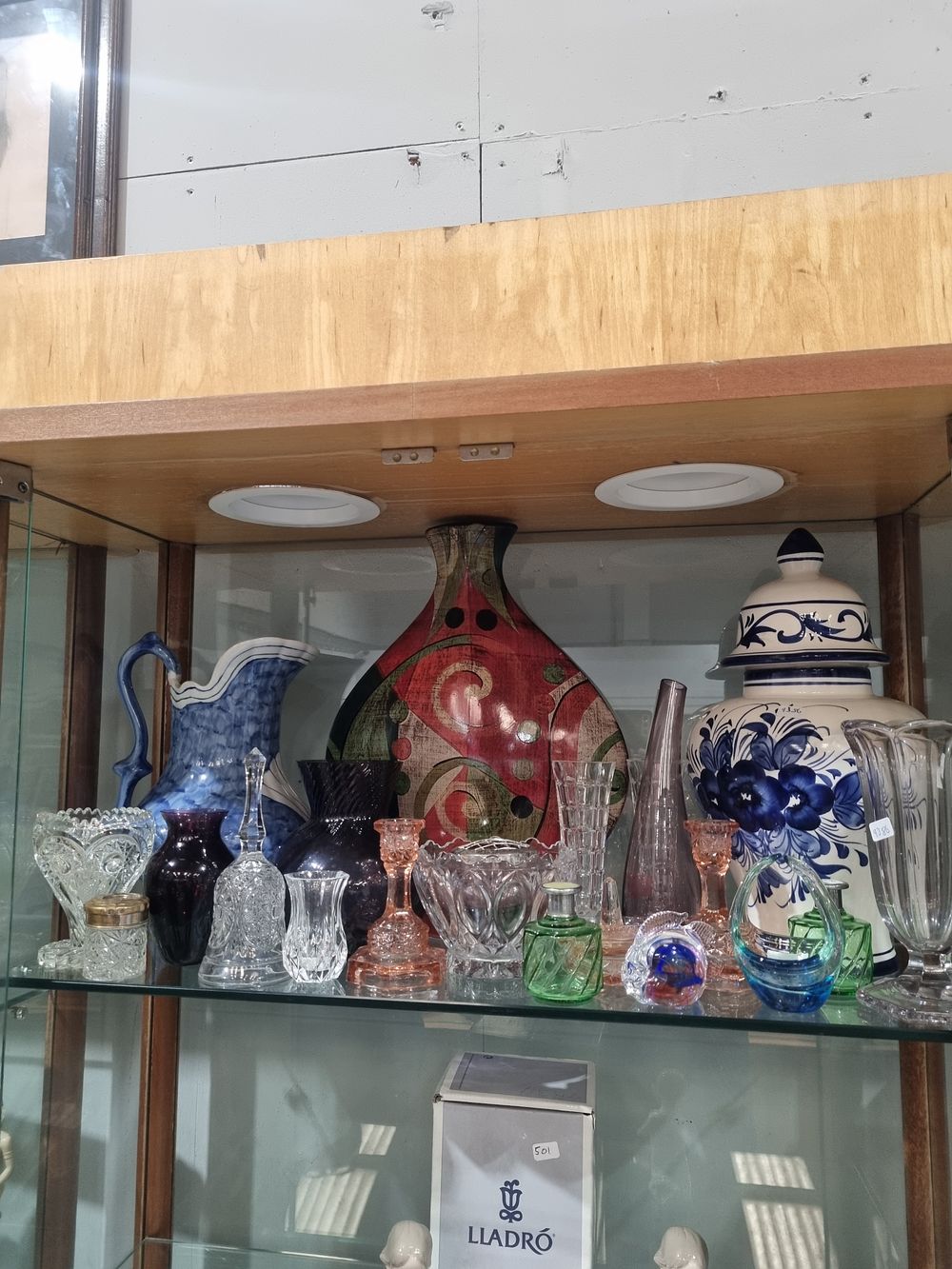 Lot 225: A Collection of Decorative Ceramics and Glassware