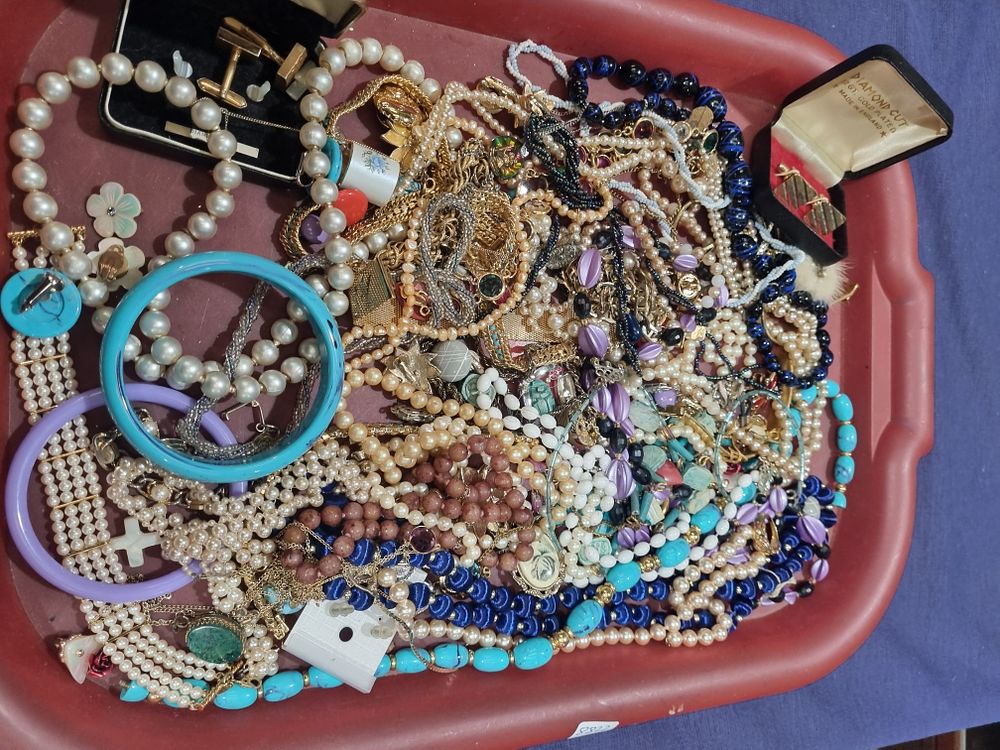 Lot 297: An Assortment of Vintage and Contemporary Costume Jewellery including a Diamond Cut Boxed Set
