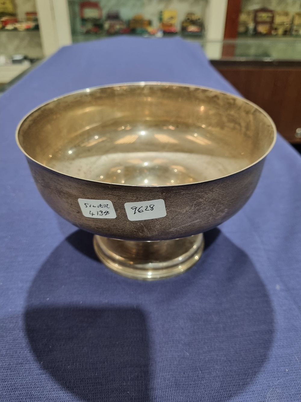 Lot 328: A George V Sterling Silver Pedestal Bowl by Richard Comyns London 1927 413 gram