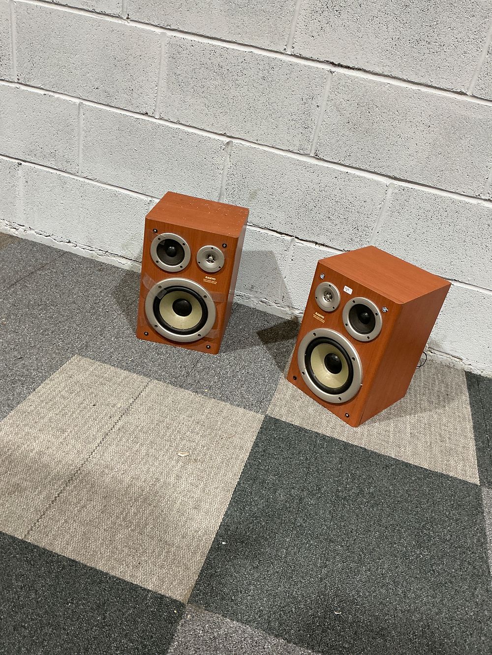 Lot 175: A Pair of Sanyo SX-007 3-Way Bookshelf Speakers
