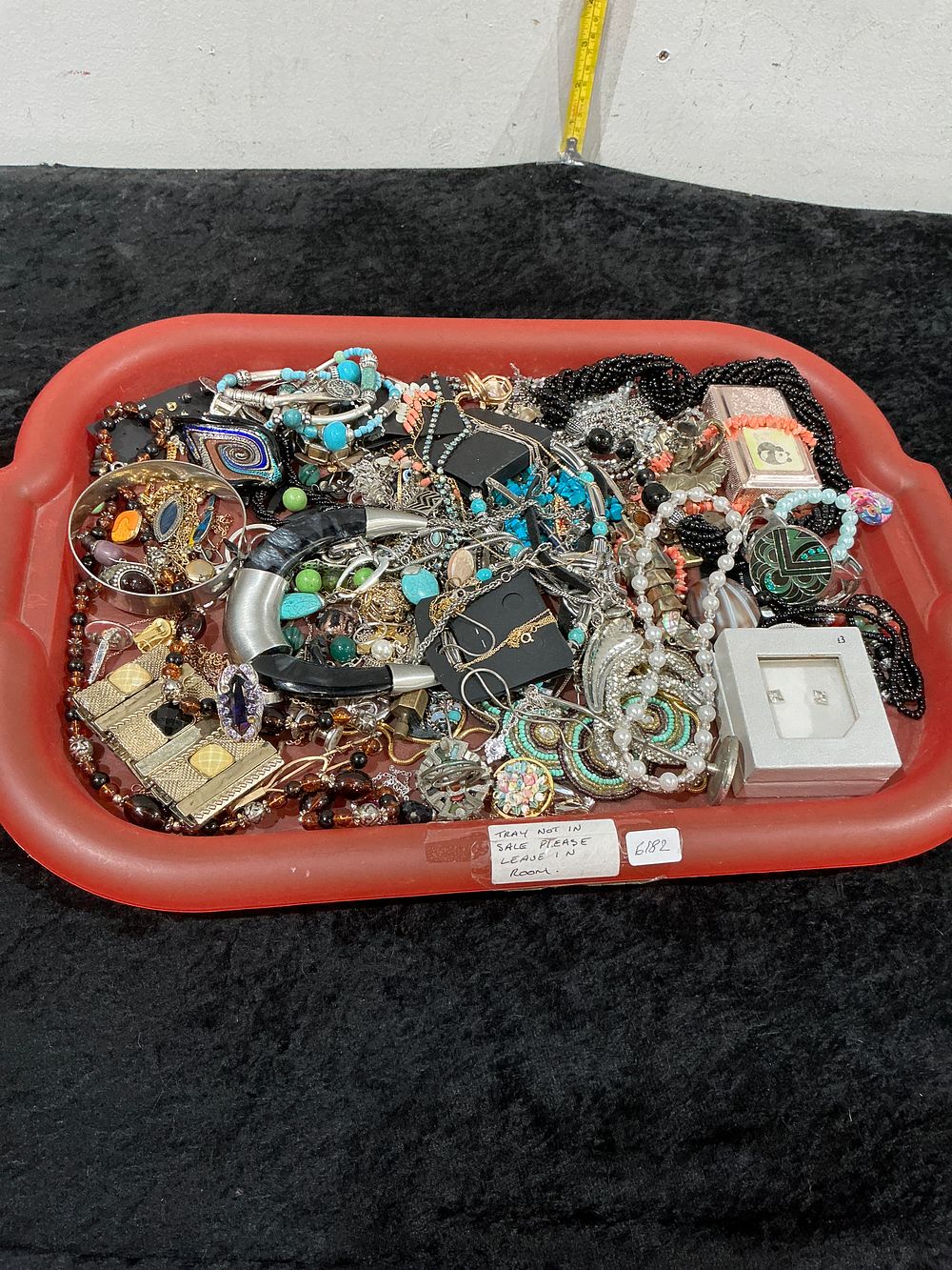 Lot 227: An Assortment of Costume and Decorative Jewellery
