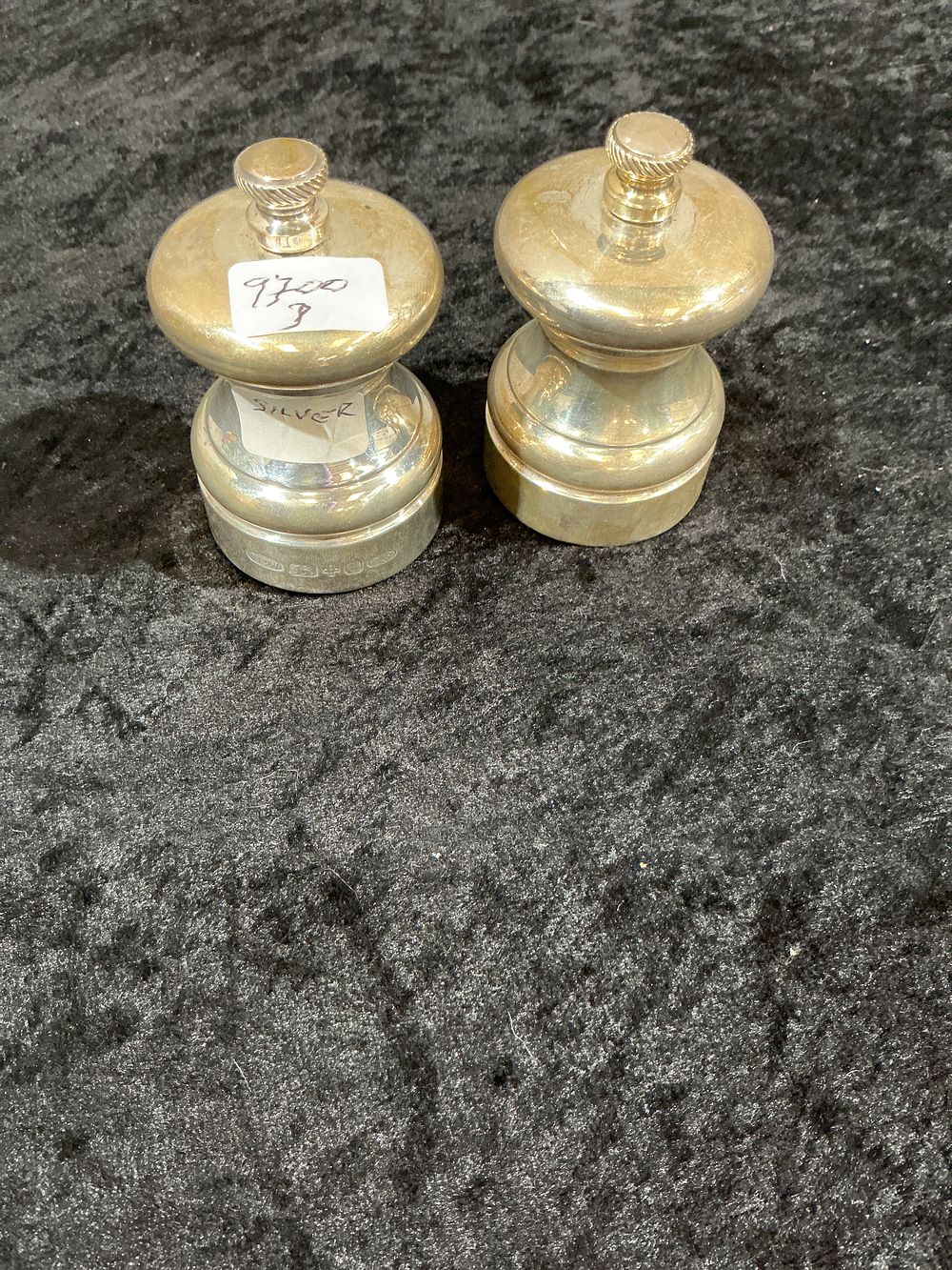 Lot 237: A Pair of Elizabeth II Sterling Silver Capstan Salt and Pepper Mills, Mappin and Webb, Birmingham 1989