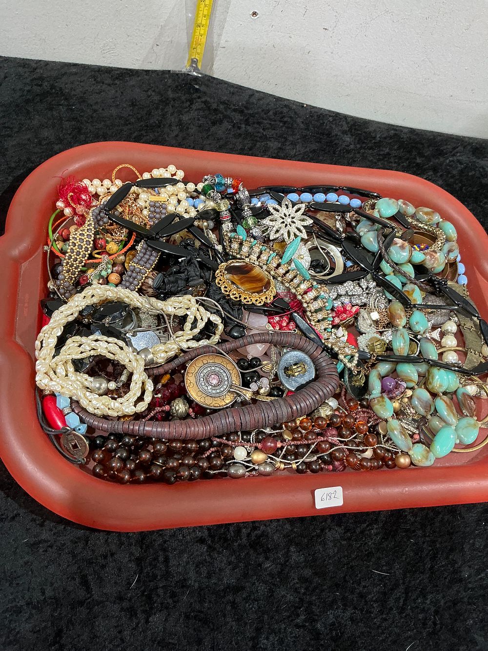 Lot 243: An Assortment of Vintage and Contemporary Costume Jewellery