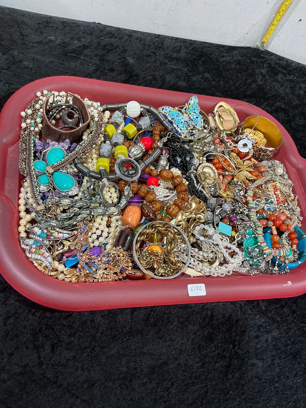 Lot 257: An Assortment of Vintage and Modern Costume Jewellery