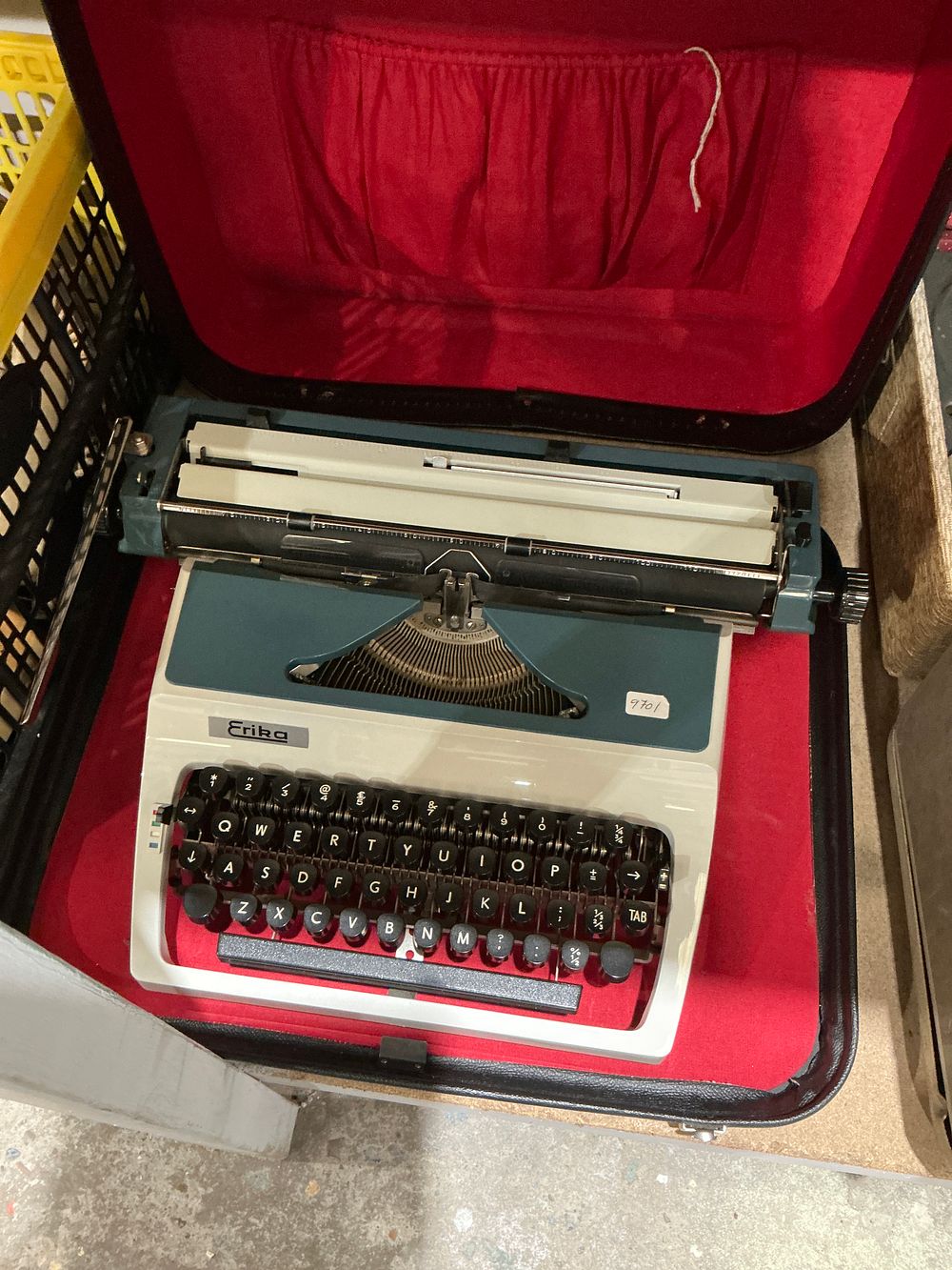 Lot 285: Erika Daro Model 32 Portable Manual Typewriter with Carrying Case