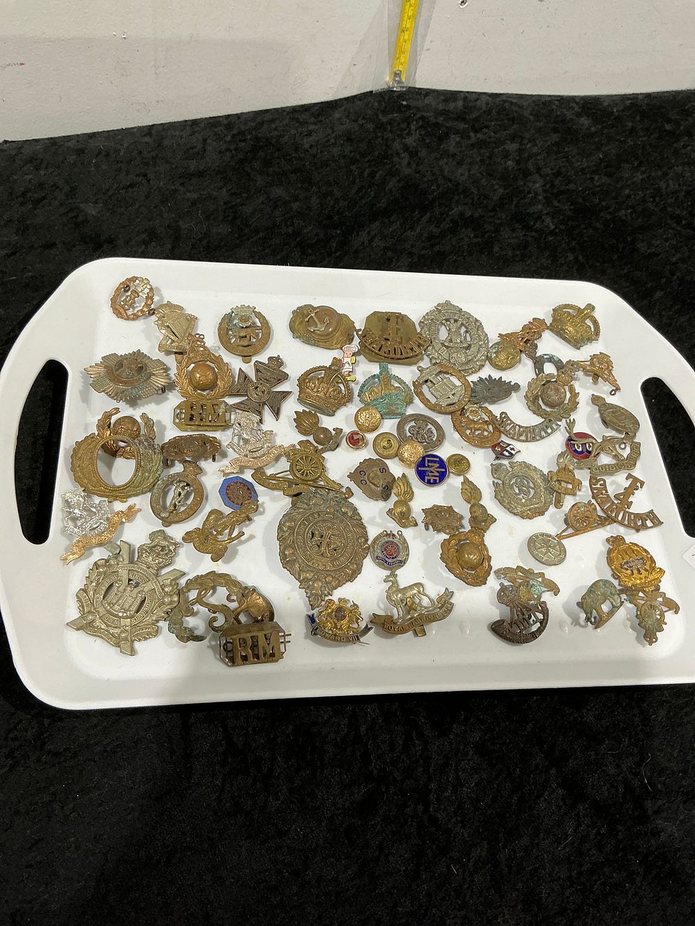 Lot 310: A Collection of British and Commonwealth Military and Civilian Insignia