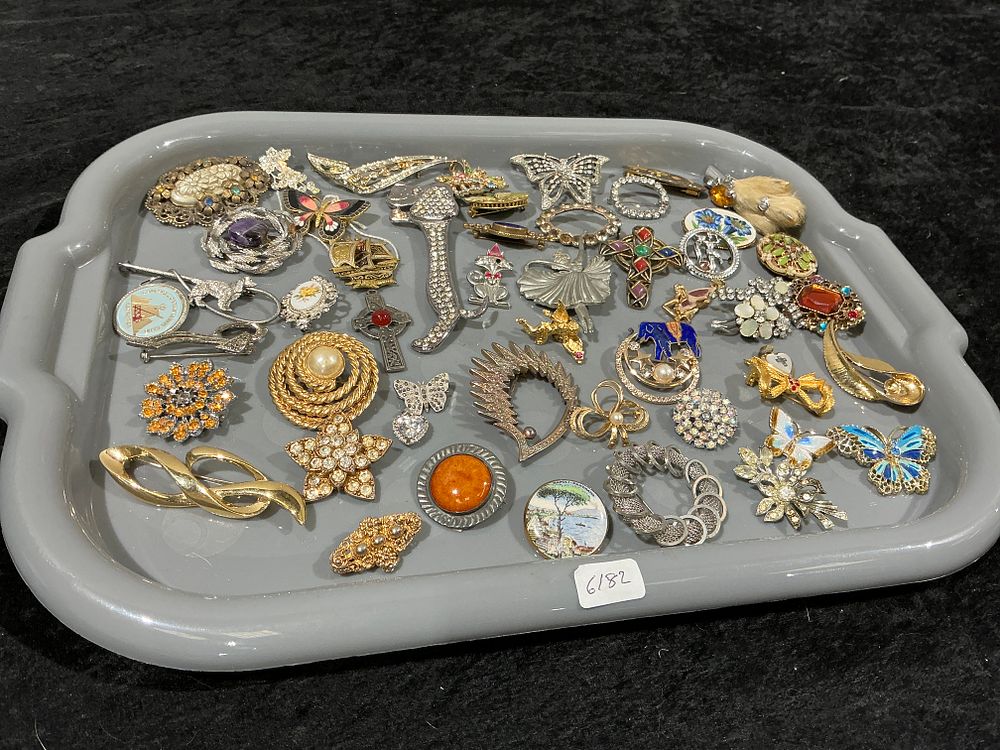 Lot 335: A Collection of 42 Vintage and Contemporary Costume Brooches and Pins